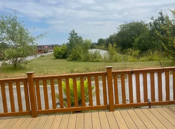 Fern Lodge With Hot Tub