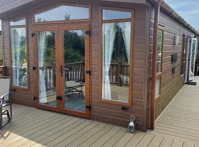 Fern Lodge With Hot Tub