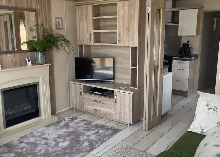Fern Lodge With Hot Tub